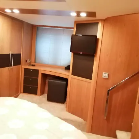 R54 Premium Yacht Πλωτό κατάλυμα Βίγκο
