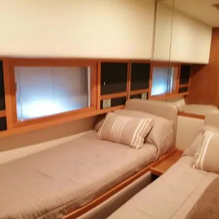 R54 Premium Yacht Πλωτό κατάλυμα Βίγκο