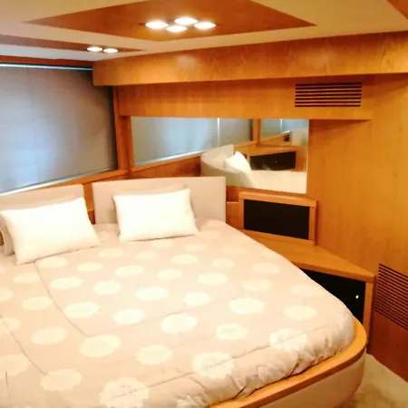 Πλωτό κατάλυμα R54 Premium Yacht