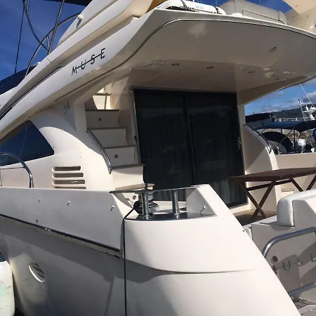 Πλωτό κατάλυμα R54 Premium Yacht *