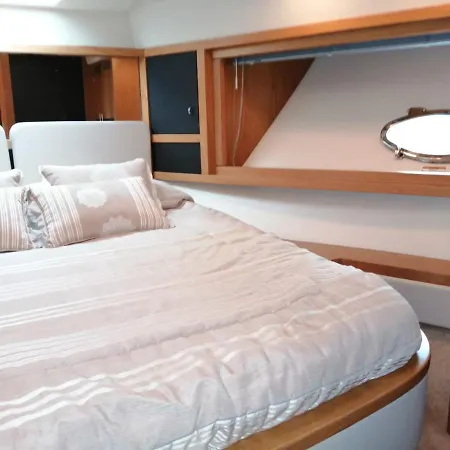 Πλωτό κατάλυμα R54 Premium Yacht